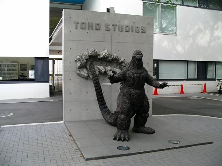 Estátua do Godzilla em frente aos estúdios da Toho, criadora do monstro