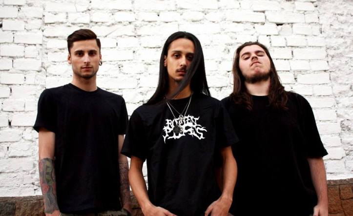 Davi Menezes (bateria), Leo Morales (vocal/baixo) e Lucas Putini (guitarra)