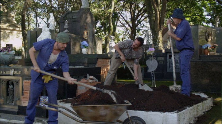 Sinfonia da Necrópole: um medroso entre os coveiros